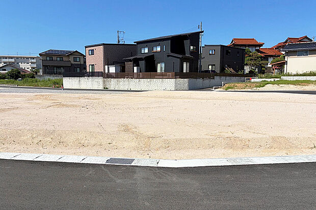 【12号地 現地写真】約52.78坪、角地の開放感が魅力の区画です。  約5.0m、約5.9m～約6.6mの道路に面し、光