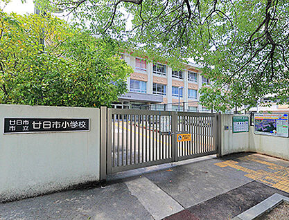廿日市市立廿日市小学校 約370m