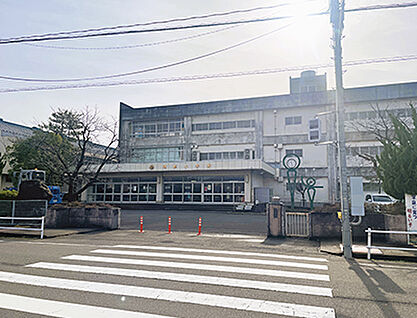 福井市明新小学校 約1200m