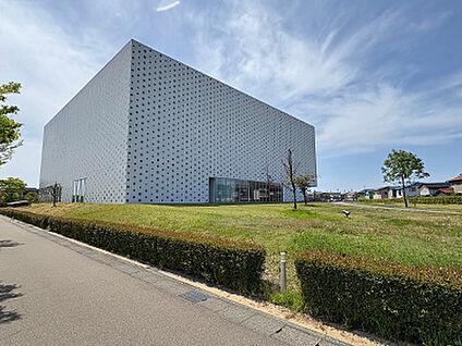 金沢海みらい図書館 約1100m