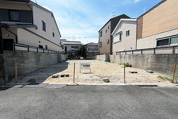 【2号地 現地写真】吹き抜けリビング、家族との会話が弾むアイランドキッチン、仕事や趣味に没頭できるテレワークスペースなど