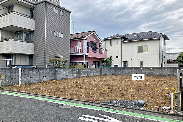 【2号地 前面道路含む現地写真】平坦な土地で、前面道路は6m以上。
前面道路接道幅3mの旗竿部分には、駐車も可能。 敷地を有効に