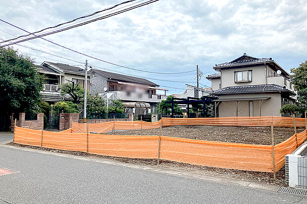 【1号地 現地土地写真】駐車スペースやガーデンスペースなども検討可能なゆとりある敷地です。
静かな住環境と暮らしやすい環