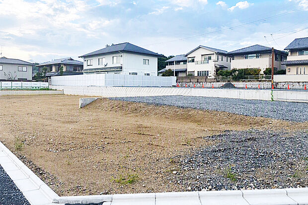 【3号地 現地写真】3号地は角地で74坪超とゆとりある敷地となっています。 たっぷりの採光が期待でき、風致地区の制限を