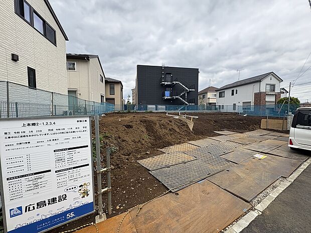 【【10月末完成に向け、着実に進む安心の住まいづくり】】現在、2026年10月末の完成を目指して建築が進行中。更地から建物が形作られていくプロセスは、今しか見られない貴重な光景です。最新の建築状況を確認しながら、新しい暮らしのイメージを膨らませてみませんか