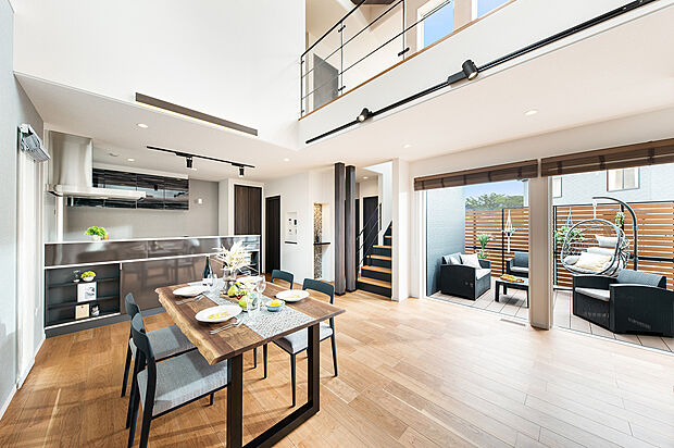 気持ちのいい風が入り込む、開放的なLDK。家族の会話も自然と弾みます。