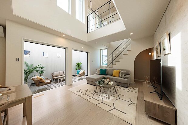 外からの視線が気にならない、屋内のアウトドア空間「ロジア」。吹抜けリビングとの繋がり感も抜群です！（2025年10月撮影）