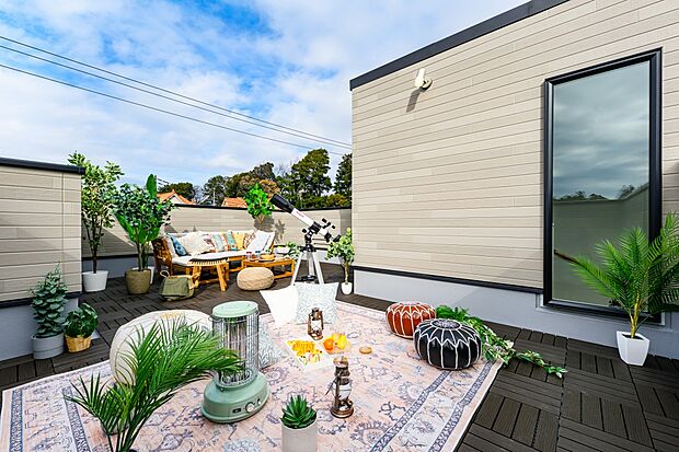 【施工例　【リビング】】自由設計が得意な創建が、ノウハウを生かして建築したモデルハウス！
デザインだけでなく、動線設計も完璧です。

こちらのモデルハウスは「ルナつくば陣場」にてご覧いただけます。