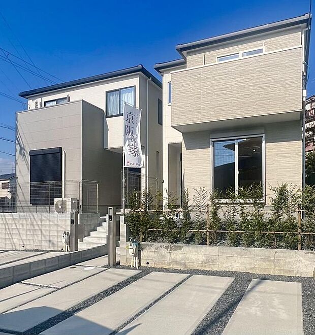 現地外観写真：ホワイトを基調とした明るいカラーの外観。長く住まうにも飽きのこないシンプルなデザインです。