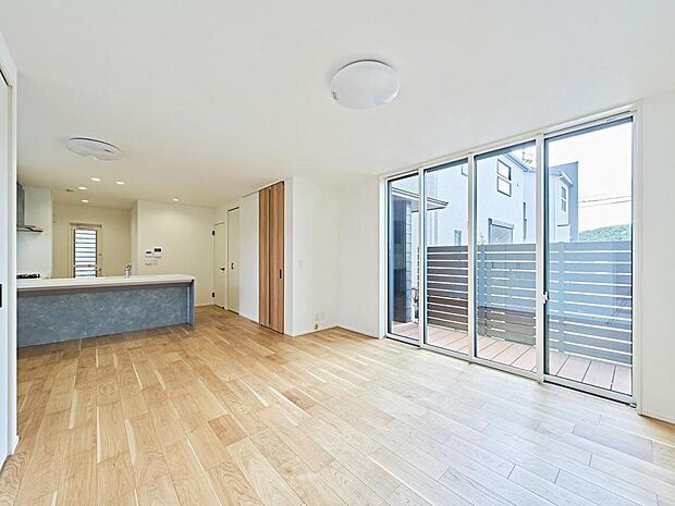 【3号地リビング】家の中にいながら外の心地よさを感じる「アウトドアリビング」を採用。最大の魅力は、視線が抜けることによる開放感。