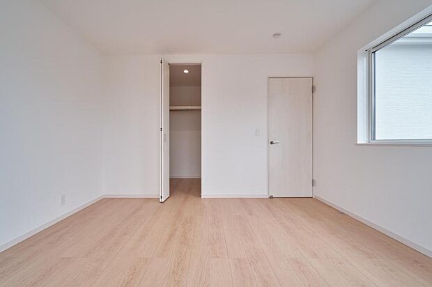 【【主寝室】】壁面もあり、家具配置もしやすい、ゆとりのある間取（2023年6月撮影）