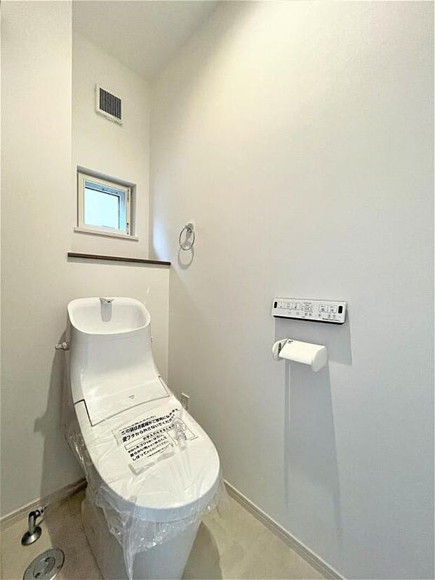 【【1号地】トイレ】トイレ 温水洗浄便座で寒い時期でもヒヤッとせずに、毎日快適に使えます。