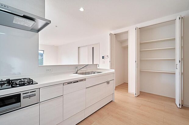 【キッチン】2号地：ストック類や調理家電などをスッキリ収納できる「パントリー」。分別ごみ箱や、ダイニングに散らかりがちな生活用品も収納するのにも便利です。