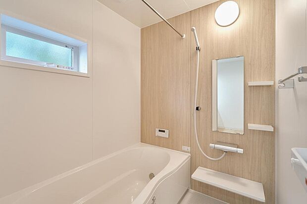 【浴室】2号地：換気乾燥暖房機付きの浴室。冬場の寒さによる身体への負担を軽減し快適なバスタイムを実現するとともに、洗濯物の室内干しもしっかり乾かせます。