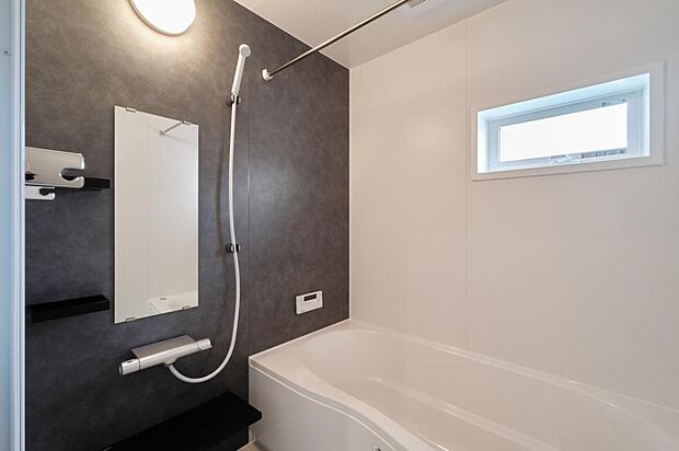 【浴室】【1号地】浴室は、梅雨の時期や冬などに便利な暖房換気乾燥機付。窓があるので明るく換気もできて、カビ対策も万全です。