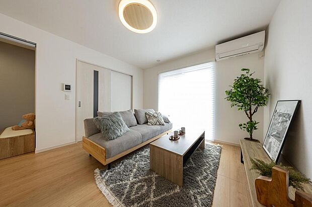 【9号地 リビング】【9号地】 ダイニングと一体の広々リビング。ダイニング、ポケットコーナーとは棚やロールスクリーンで仕切りを設けており、状況によって使い方を変えられる空間です。