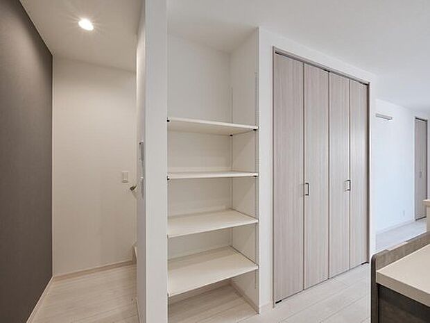 【収納】散らかりやすいリビングダイニングをすっきり片付けられる収納。書類や文房具、日用品は「隠す収納」、お気に入りの小物やスマートスピーカーは「見せる収納」と使い分けることができます。