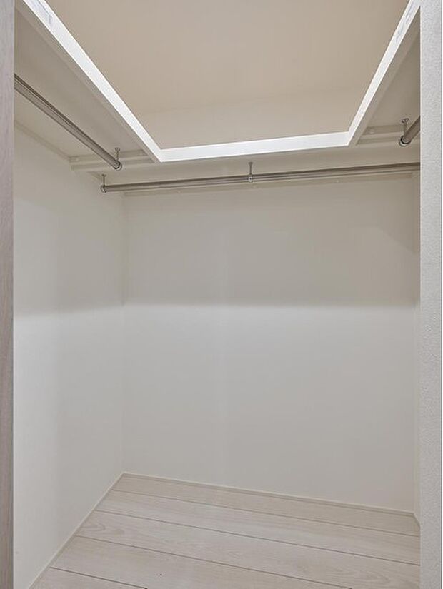 【収納】ファミリークローゼット】1F廊下に設けられ家族の衣類や荷物をまとめて収納できます。片付け効率が格段にアップする便利な収納です。