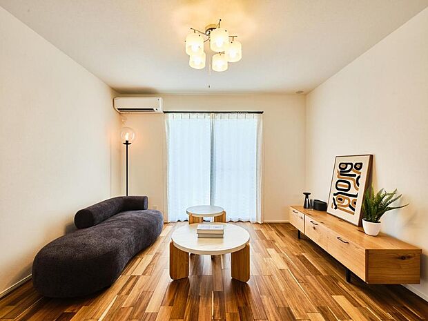 【リビング】【リビング】テレビボードとソファを置いてもゆったり過ごせるリビング。長方形の空間は家具のレイアウトがしやすいのもポイントです。