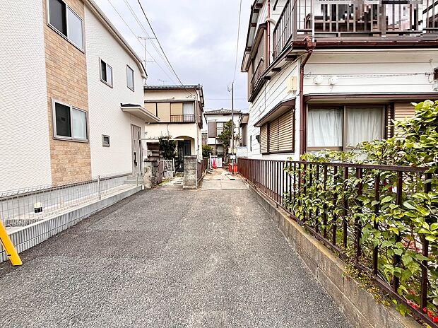 販売現地、前面道路