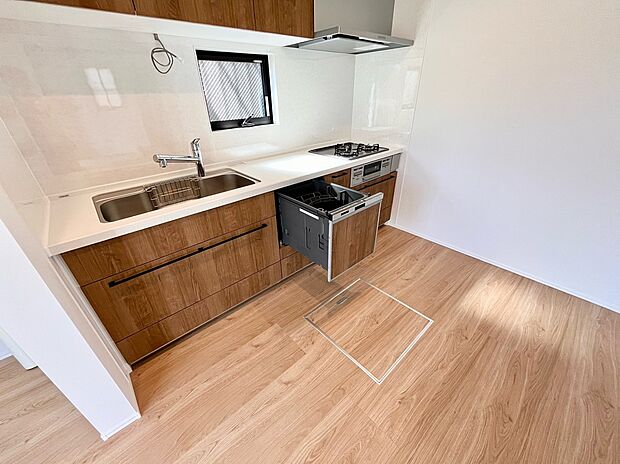 【システムキッチン】食器洗い乾燥機付き、吊戸棚付きで収納豊富