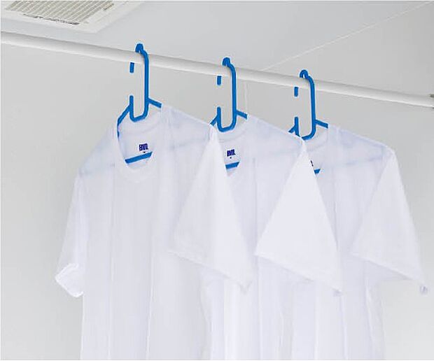 【【SEKISUI】浴室換気乾燥暖房機】雨の日も気にせず洗濯物が浴室内に干せる浴室換気乾燥暖房機を標準装備。時間も天気も気にせず干せるからとても便利。また、浴室のジメジメした環境から発生するカビも抑えることができます。