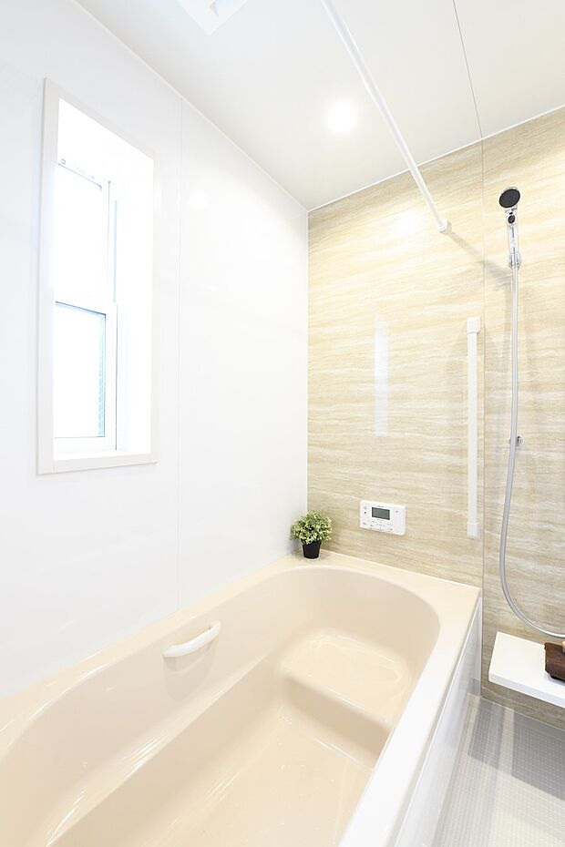 【浴室】機能性を考慮した癒しのバスルーム。時間が経っても冷めにくい、保温性に優れた浴槽は、またぎの高さを低く抑えて入浴時の安全にも配慮しました。（2号棟）