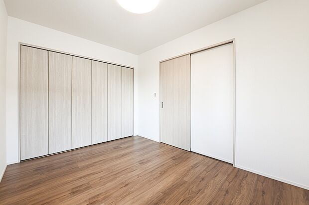 【リビング以外の居室】お部屋全体は、壁面を白でまとめすっきりとした明るい雰囲気に。（5号棟）