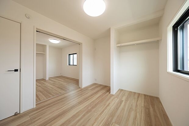 【2号地モデルハウス】洋室は2部屋の間に間仕切りを設けたフレキシブル設計での為、1部屋の大空間として広々と使う事もできます。それぞれの部屋にオープン収納も備えております。