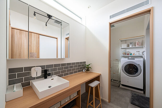 【洗面所・脱衣所】洗面・脱衣が別々になっているのでランドリールームとしても利用ができます