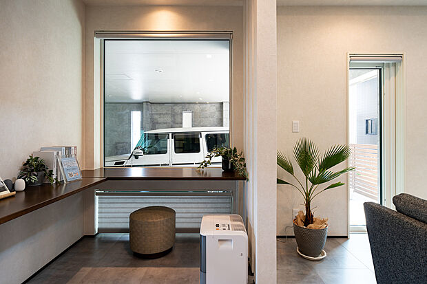 【書斎】大好きな車を眺めながらゆったりとした時間を過ごせます!