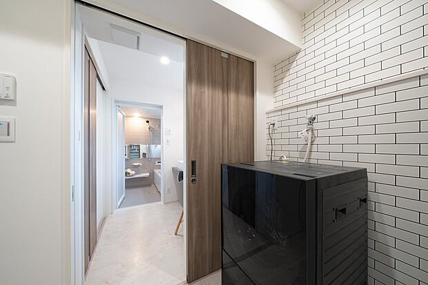 【【脱衣室】】洗面室のとなりにある脱衣室。背面には収納棚があるため、タオルや日用品のストックなど収納して頂けます◎