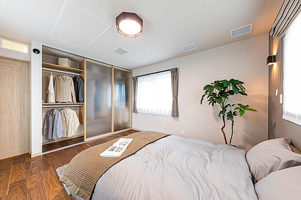 【寝室】8.5帖の広々とした主寝室。ダブルベッド+シングルベッドをを置いてもゆとりがあるので、ご家族皆が一緒にお休みになられるご家庭でも仲良く川の字でお休みいただけます!