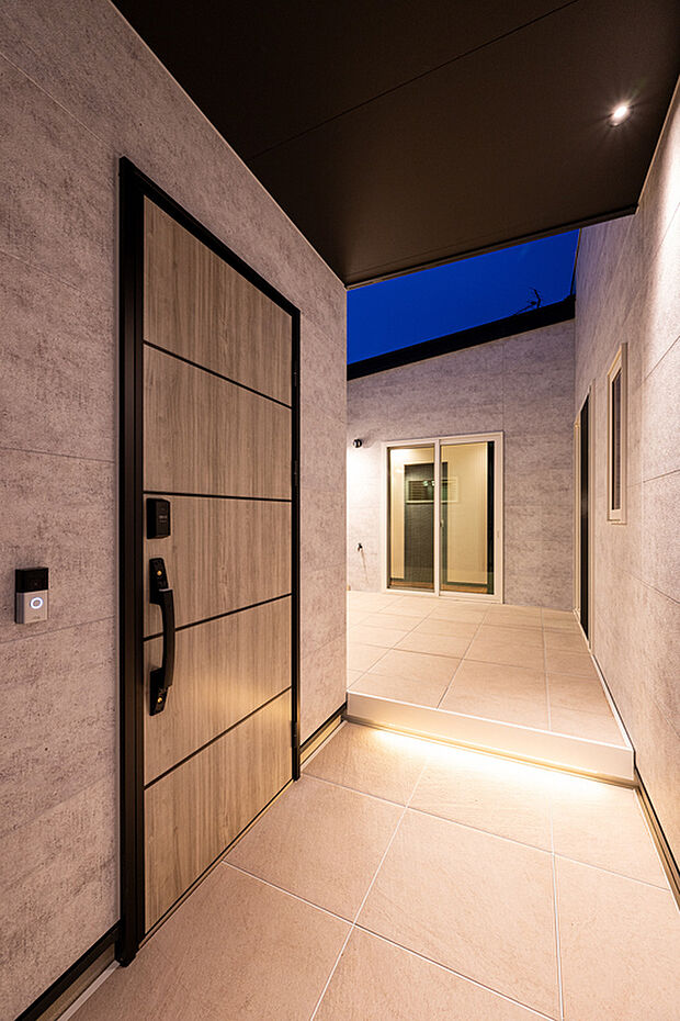 【中庭】まるで隠れ家に入っていくかの様な玄関アプローチ。　前面道路からの視界を遮る中庭は３方向からアクセスでき、さまざまな活用方法が可能◎　