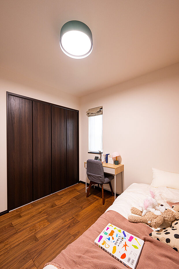 【洋室1】5帖の洋室。学習デスクとベッドを配置しても余裕の空間を確保。