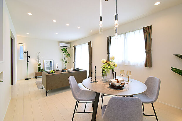 南からの光が広がるリビングダイニング【9号地 モデルハウス】