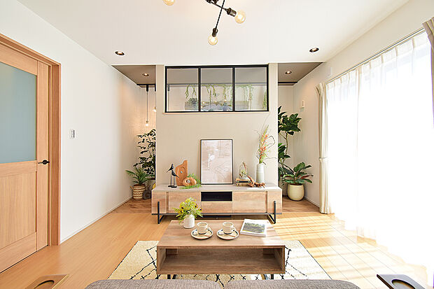 ■リビング■（4号地モデルハウス）
南からの自然光がここちいいリビングです。奥には観葉植物等を置ける「グリーンスペース」を設置。日々の暮らしに緑をプラスした、潤いある暮らしが叶います。