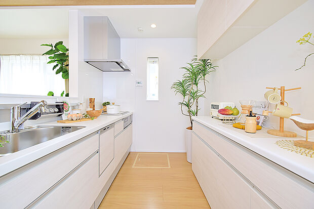 たっぷり収納できる、爽やかなホワイトのキッチン(6号地 モデルハウス)