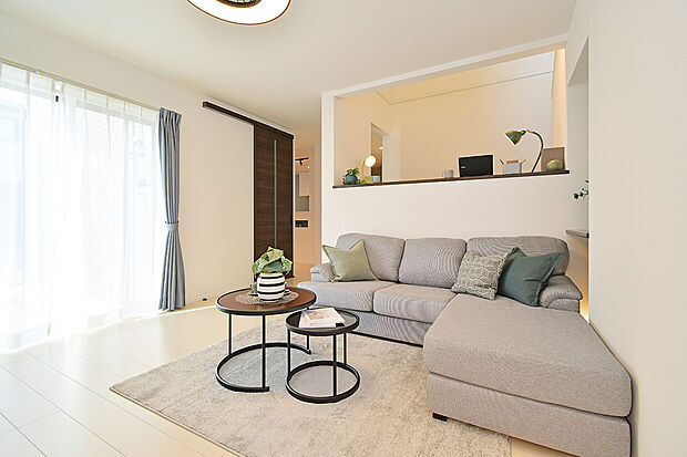 南からの陽光広がるリビング。奥には小上がりのテレワークスペースがあります。(3号地 モデルハウス)