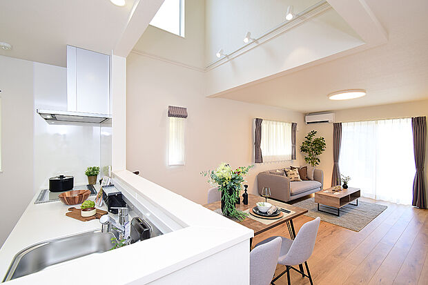 【1号地モデルハウス/ダイニング】爽やかな光を感じながら、食事や料理を楽しめます。