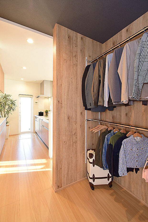 【5号地モデルハウス／ファミリークローゼット】キッチンと洗面室をつなぐ、大容量で便利な収納スペースです。