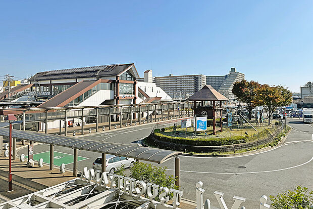 【JR土山駅…1300m~1330m】駅前には商業施設「BiVi土山」があり、お出かけや通勤通学時のお買い物にも便利です。