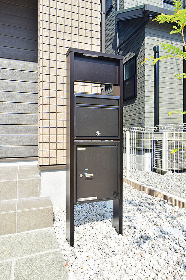 【9号地モデルハウス】便利な宅配ボックス付き門柱を採用。