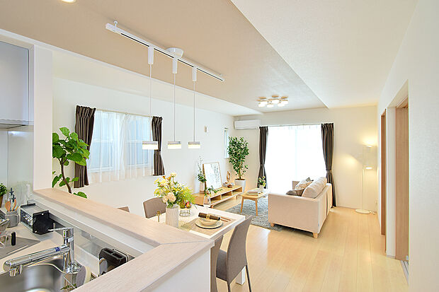 【段付天井を施したＬＤＫ】（10号地モデルハウス）