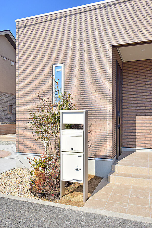 【R-52号地モデルハウス【ZEH＆IoT住宅仕様付】】便利な宅配ＢＯＸ付きの門柱です♪