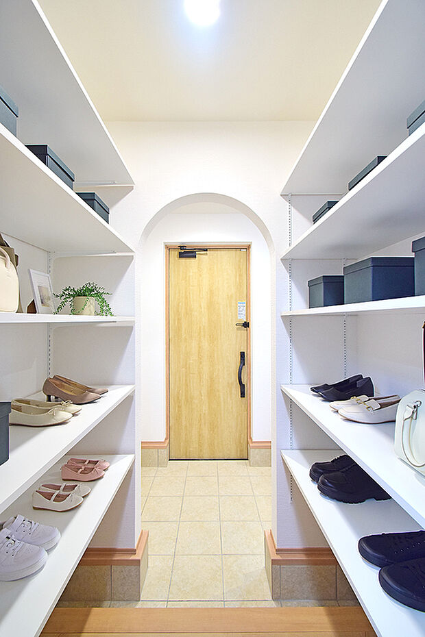 【可動棚を設置した玄関収納】（2号地 モデルハウス）