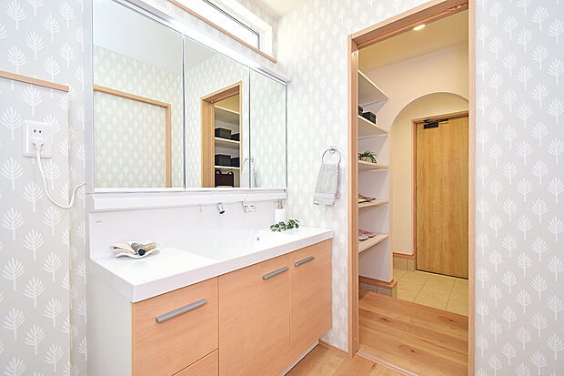 【玄関収納は洗面室からも出入りできます！】（2号地 モデルハウス）