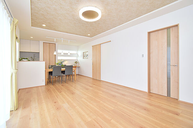 【段付天井が印象的なリビングダイニング】（2号地 モデルハウス）