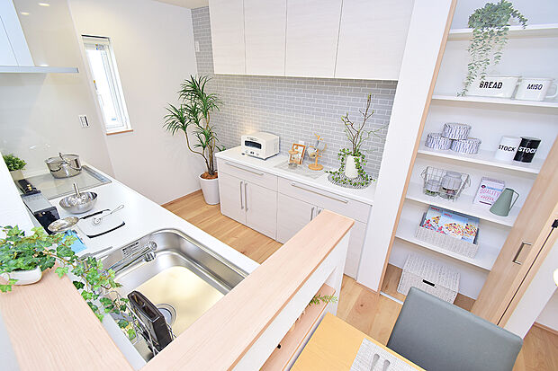 【パントリーやキャビネットなど、収納充実のキッチンまわり】（2号地 モデルハウス）