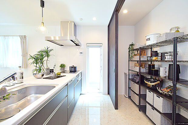 【大容量のキッチン背面収納で、料理もスムーズに♪】（4号地モデルハウス）